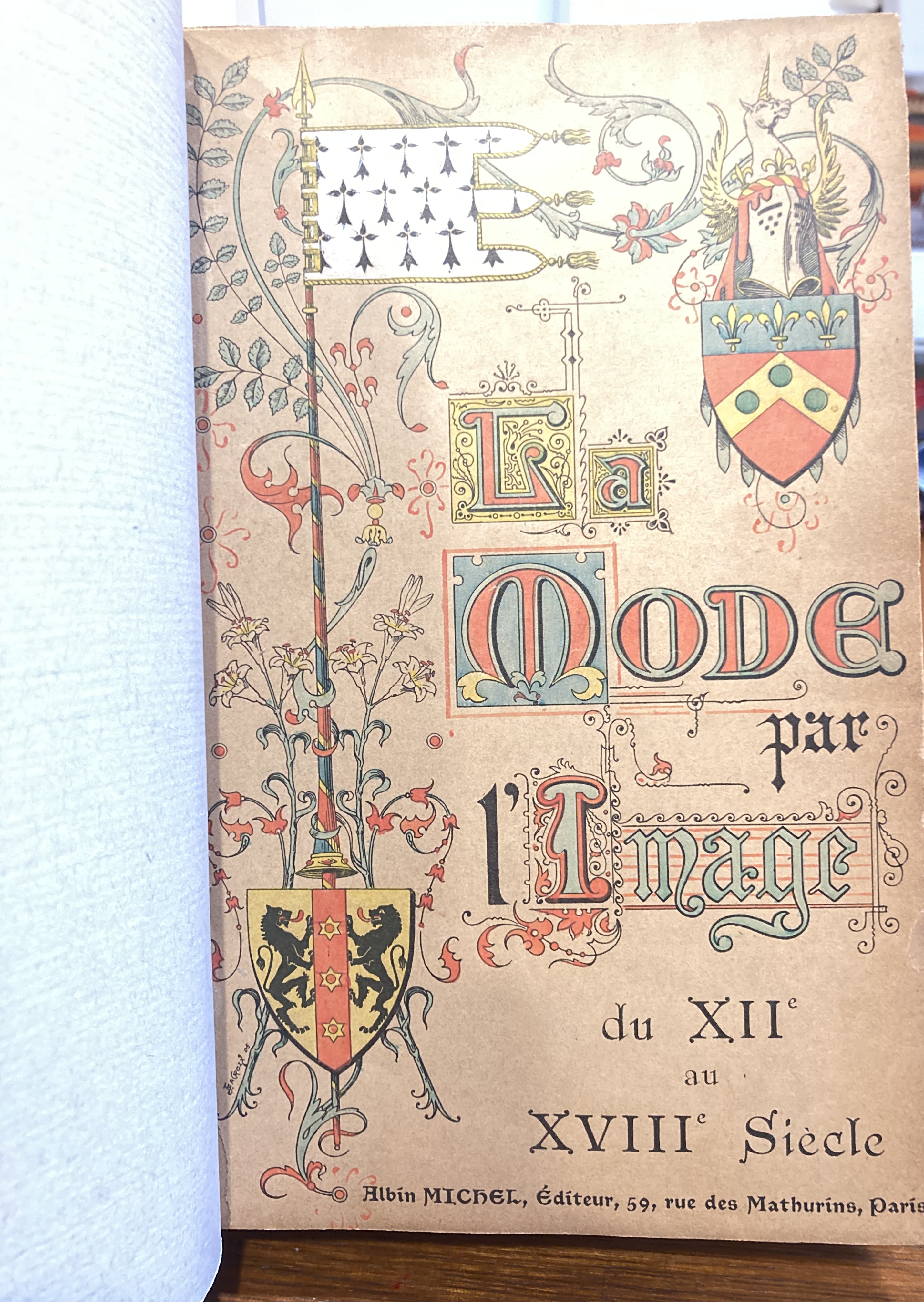 La mode par l'image du xiie au xviiie siecle